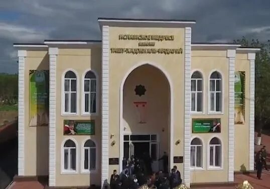 Мечеть в грозном. Ученики медресе в грозный. Аль бадр медресе в грозном. Медресе даруль хадис в грозном. Медресе имени имама аль бухари.