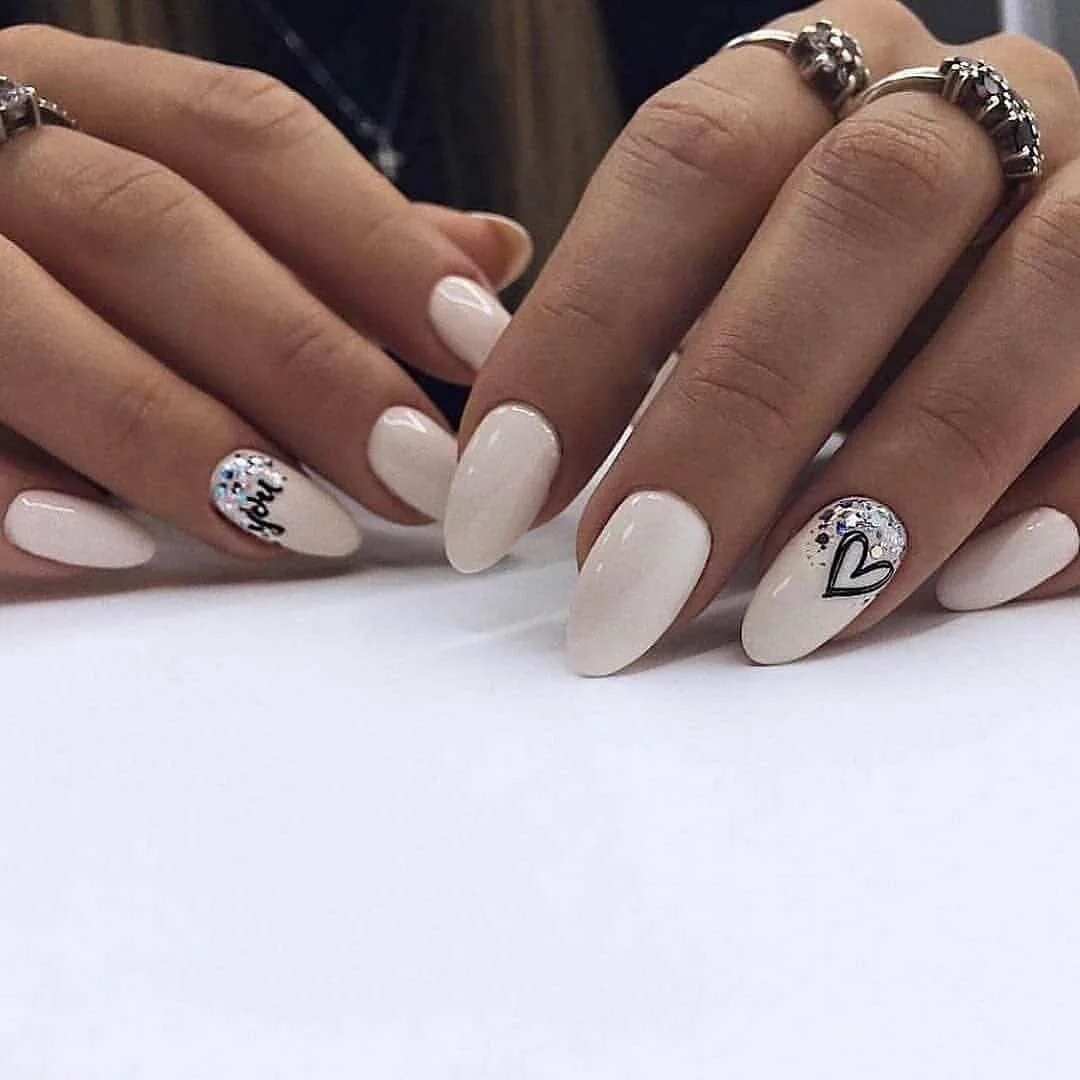 Дизайн белых ногтей с рисунком. Белые ногти. Маникюр в белом цвете. Молочно белые ногти. Маникюр с ббелымцветом.