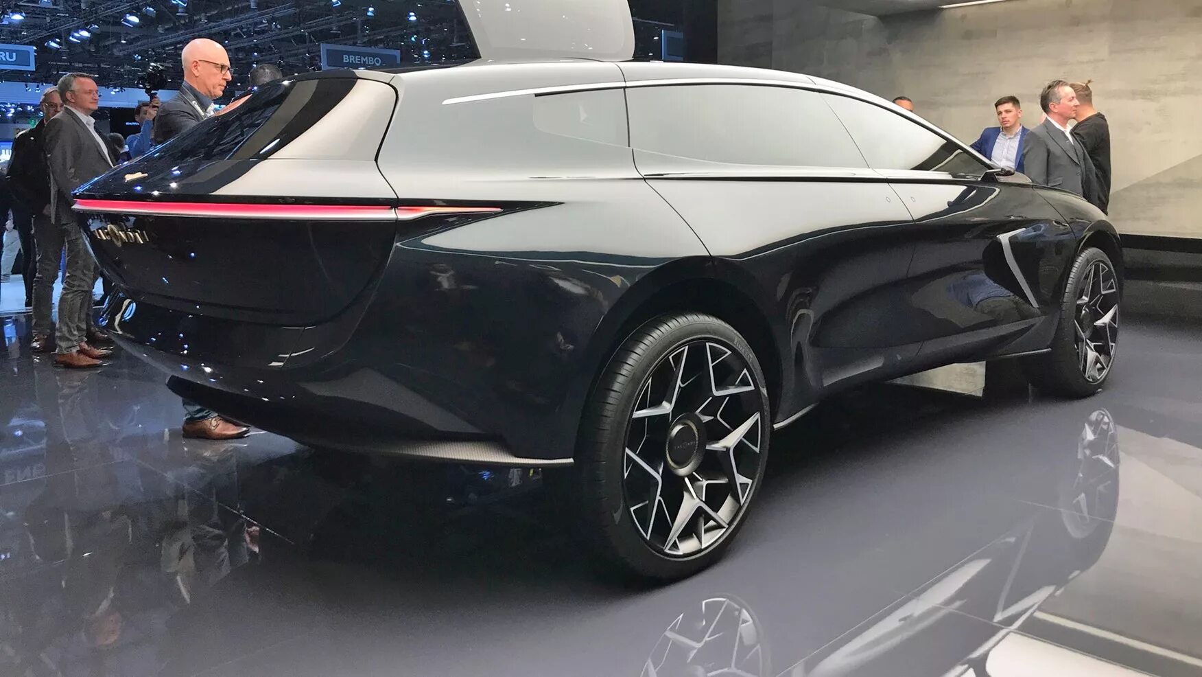 Новинки в машину. Астон Мартин Лагонда 2019. Aston Martin Lagonda 2020. Астон Мартин Лагонда 2020. Астон Мартин Лагонда 2019 концепт.