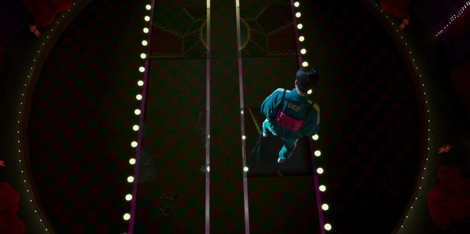 игра в кальмара мост. стеклянный мостик игра в кальмара. стеклянный мост кальмар. игра в кальмара мост. игра стеклянный мост игра в кальмара.