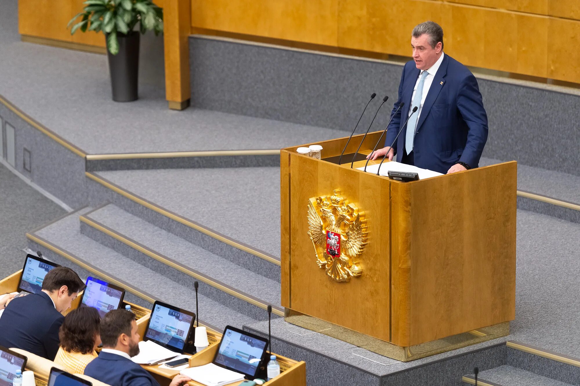 Выступление слуцкого. Начальники с трибуны обещают фото. Новая политическая партия. Леонид эдуардович слуцкий. Леонид слуцкий госдума.