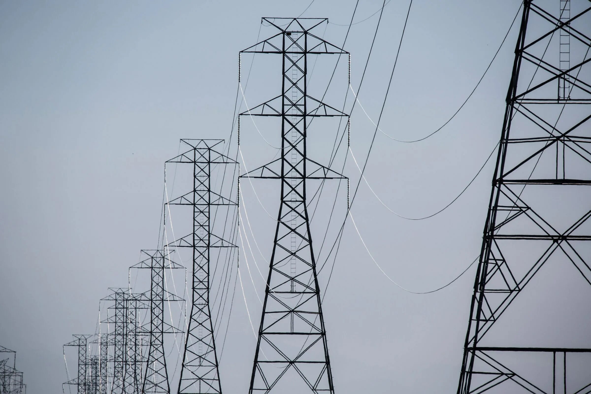 Electrical transmission. Система электропередачи. Электричество. Электроэнергия фон. Электрические столбы.