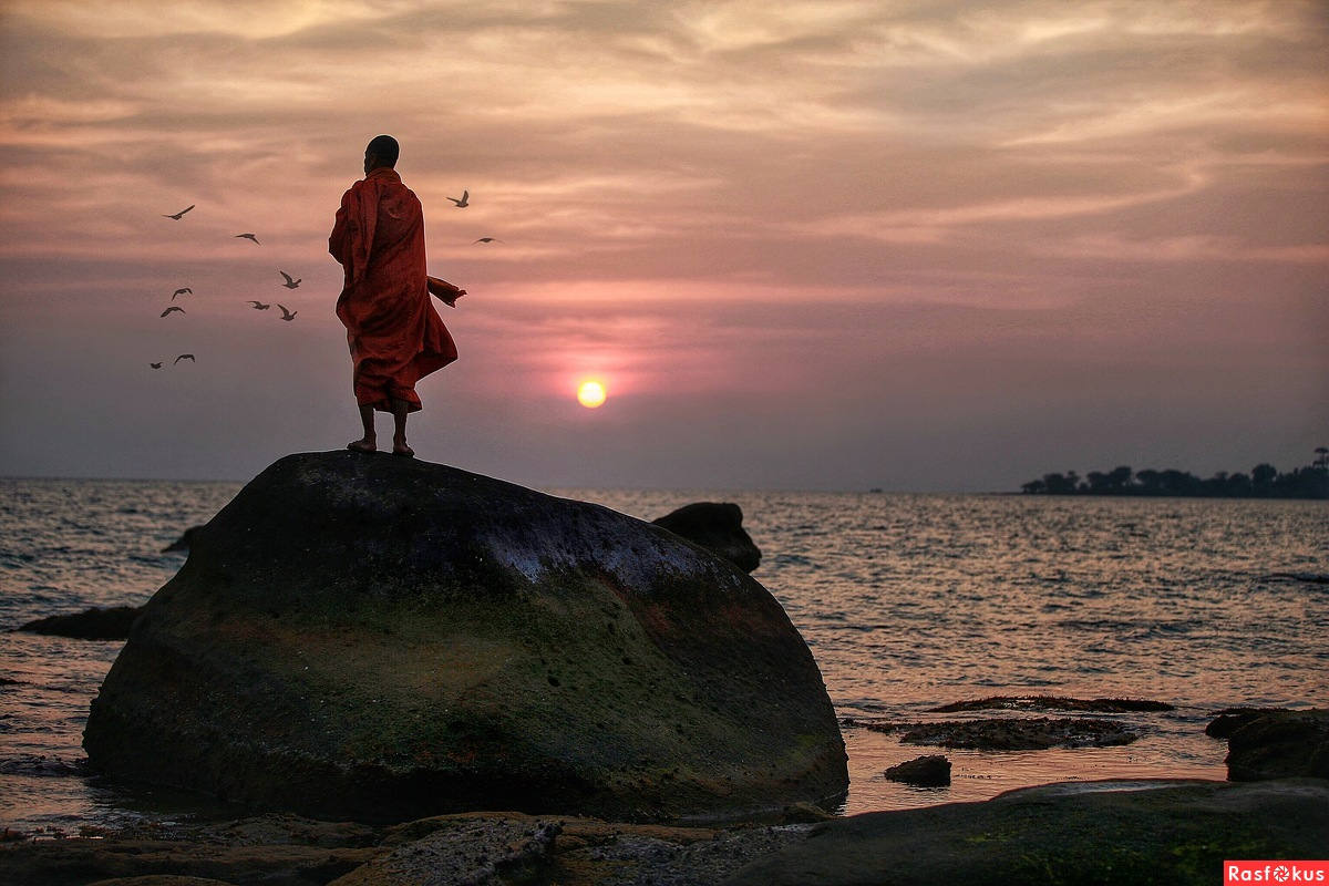 Песню солнце монах. Одинокий монах. Одинокая фигура на берегу моря. Медитация в одиночестве. Уединение спокойствие.