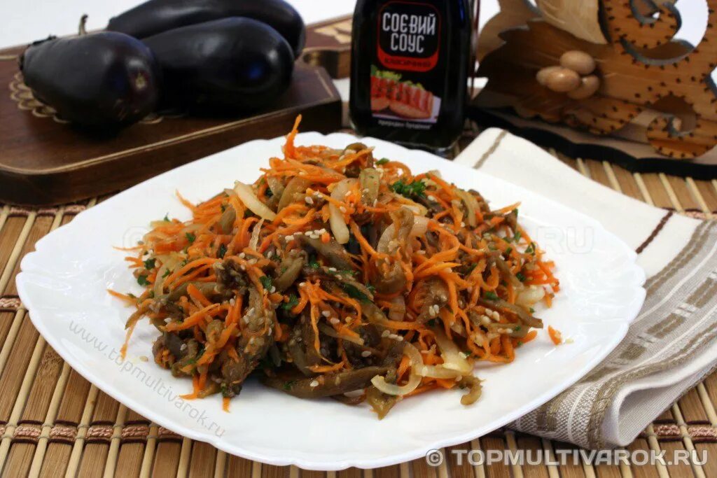 Морковка с соевым соусом. Цукини жареные соломкой. Огурцы по-корейски. Жареная свинина с овощами на сковороде. Баклажаны по корейски салат с соусом.