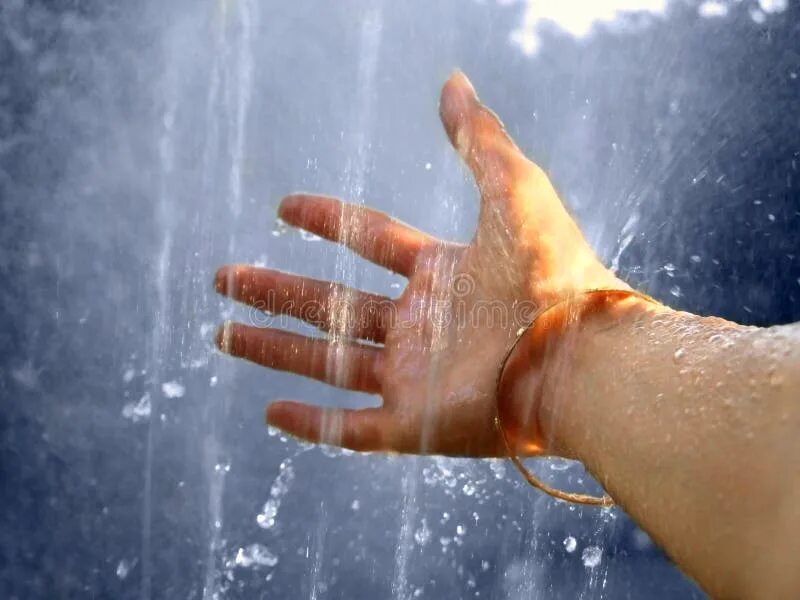 Вода в руках. Прикосновение к воде. Рука сквозь воду. Вода в ладонях. Включи руки вода