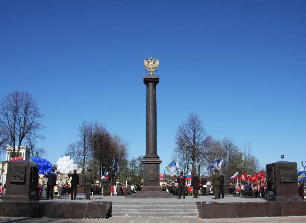 Стела «город воинской славы» (Луга). Стела город воинской славы Полярный. Памятник стела город воинской славы Луга.