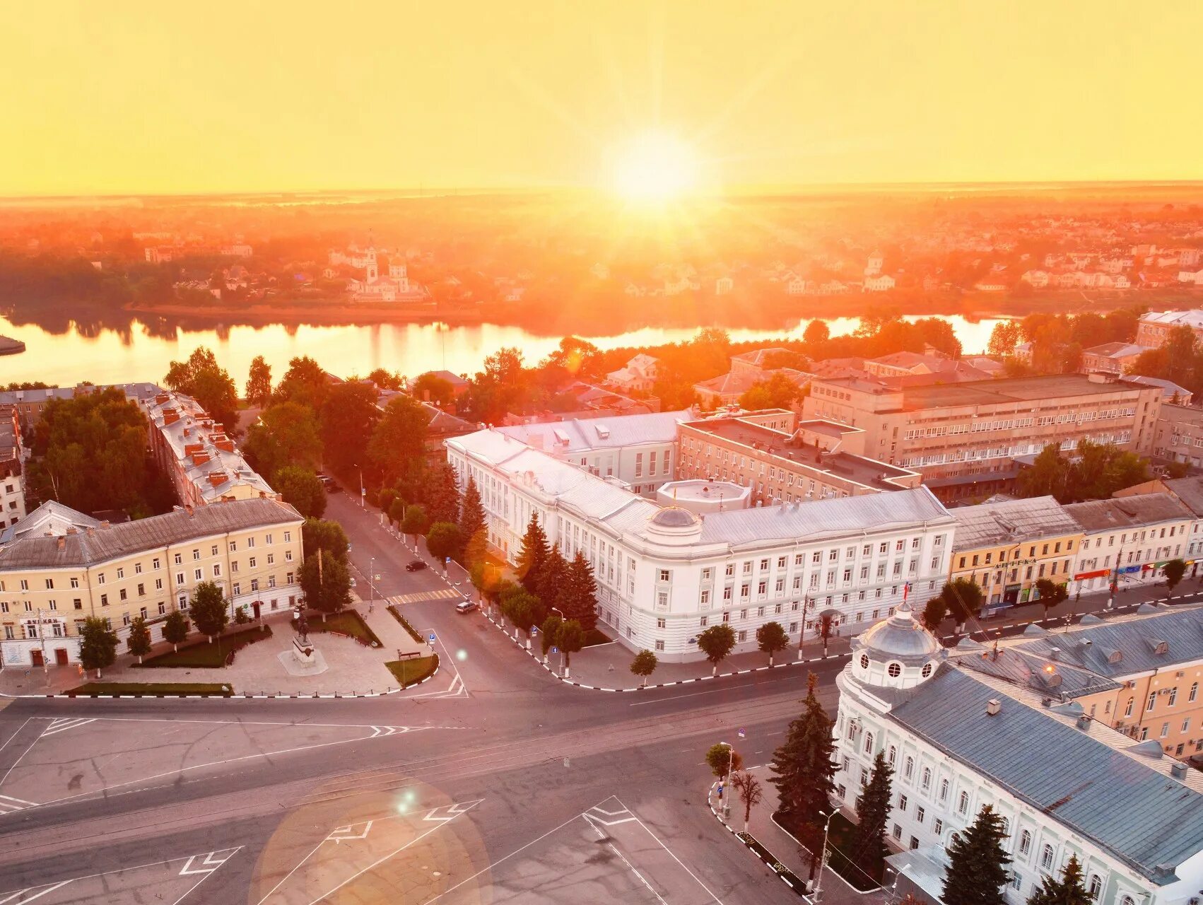 Руденя посетил тверь. Тверь люди. Михаил ярославич тверской памятник. Памятник андрею дементьеву в твери. Памятник афанасию никитину достопримечательности твери.