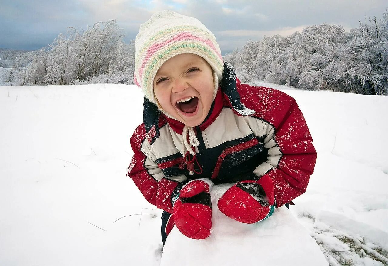Дети зимой. Дети в снегу. Дети радуются зиме. Счастливые дети зимой.