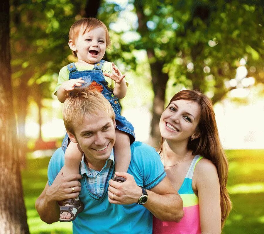 Счастливая семья. Ребенок в семье. Счастливая семья с подростком. Красивая семья. Родители и дети.