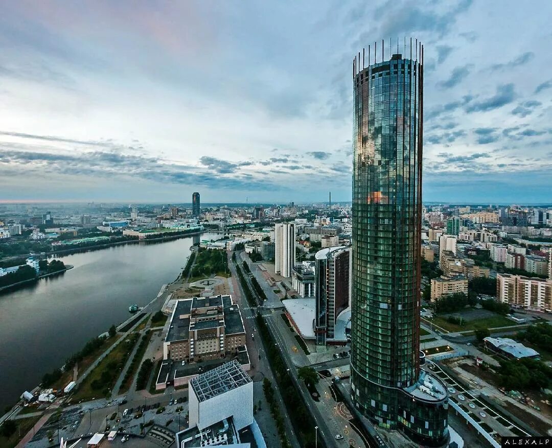 Башня в центре города. Небоскрёб исеть екатеринбург. жк башня исеть екатеринбург. высотка исеть в екатеринбурге. екатеринбург здание башня исеть.