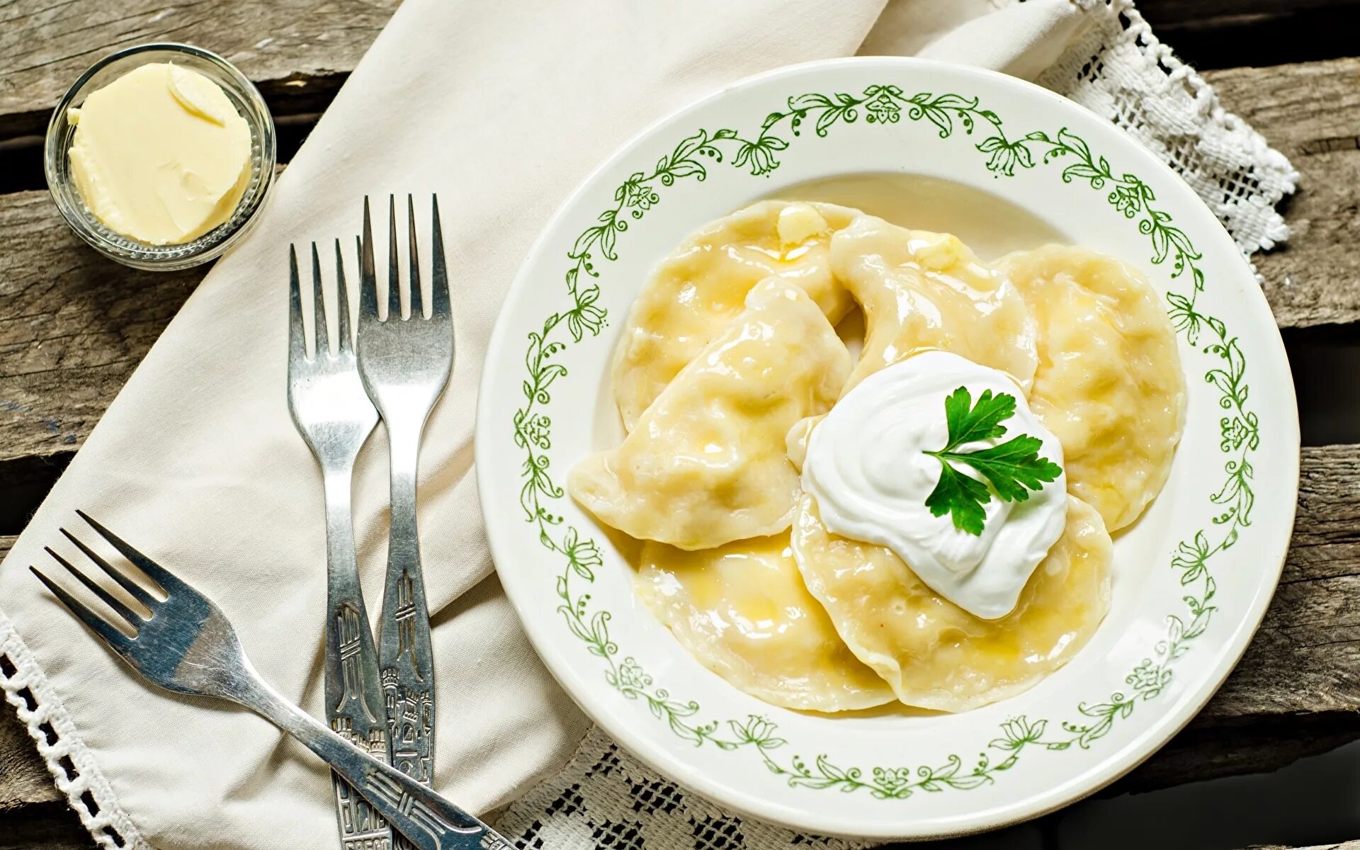 вареники с картофелем и шкварками. вареники с картошкой и сметаной. вареники картофельные со сметаной. вареники с картошкой и сметаной. пельмени с картошкой.