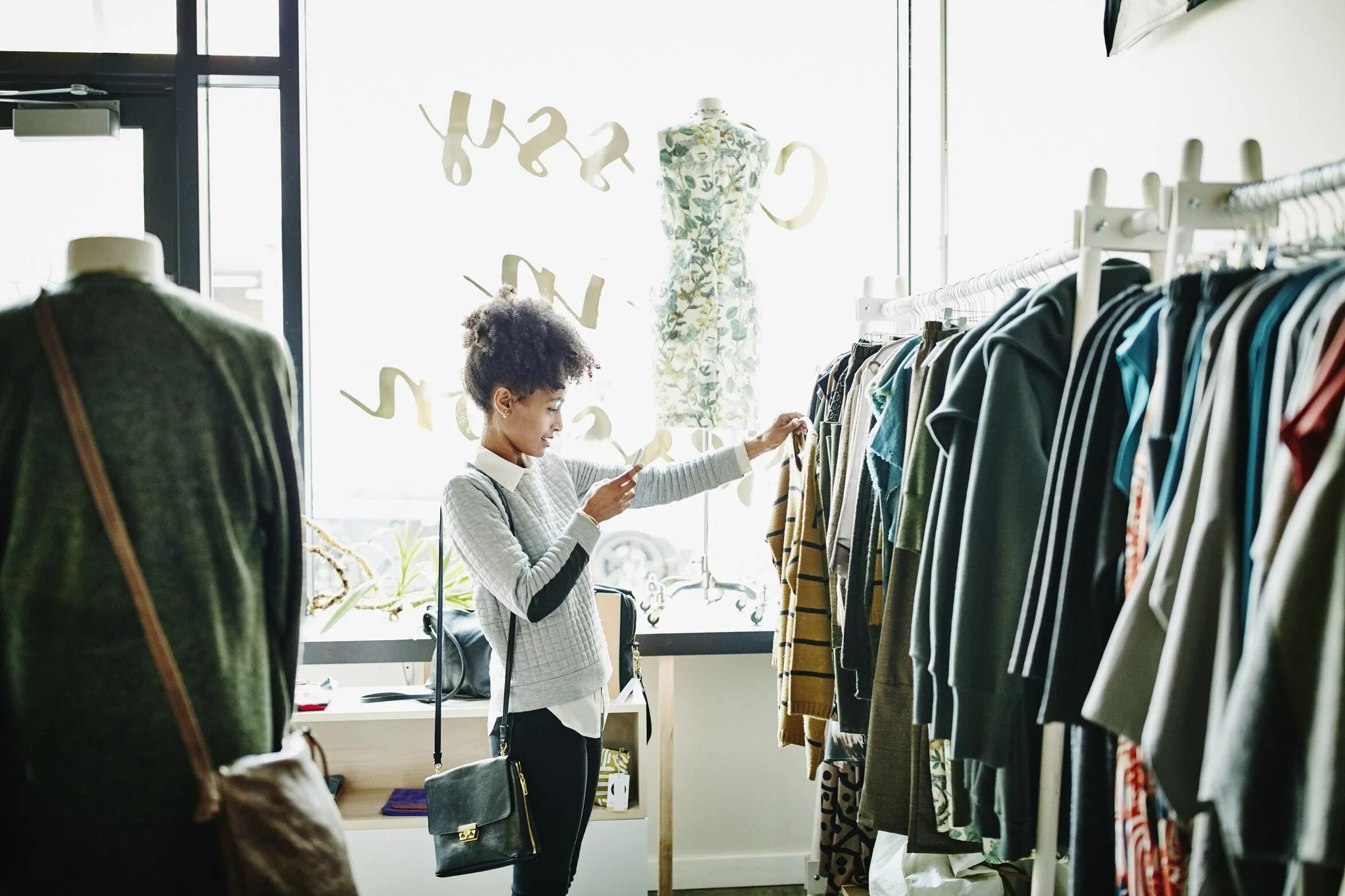 Люди которые снимают одежду. Маркетинг одежды. ии убирает одежду. buying clothes.