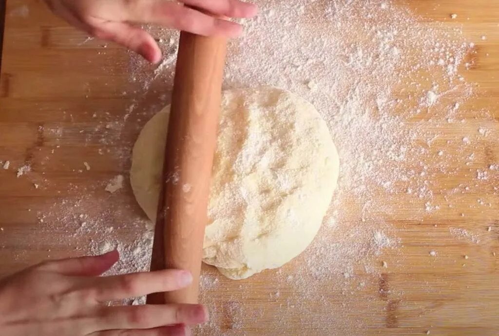 Видео приготовления теста. Раскатанное тесто для пирожков. Картофельное тесто. Тесто с картошкой. Страшилки и готовка из теста.