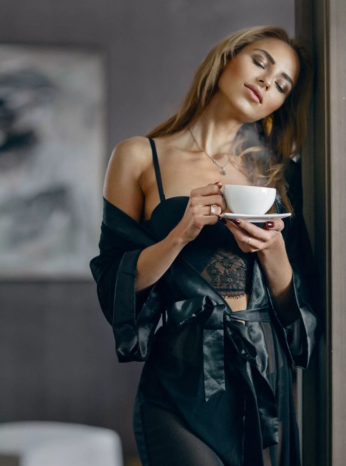 Красивая женщина утром. Девушка с кофе. Девушка с чашкой кофе. Девушка с чашечкой кофе. Красивая девушка с чашкой кофе.