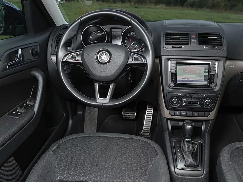 Шкода внутри салона. Skoda Yeti 2011 Interior. Шкода Йети 2013 салон. Skoda Yeti 2013 салон. Skoda Yeti Рестайлинг салон.