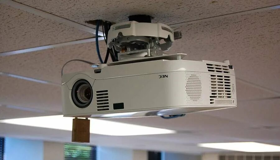 Демонстрация проекторов. Проектор NEC np400. NEC 3d проектор. NEC p350w Projector на потолке. Проектор на потолке.