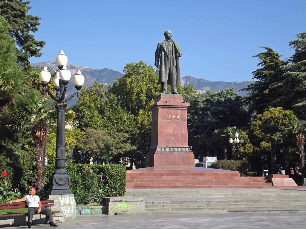 Ялта прогулка. Памятники города ялты. ялта достопримечательности статуи. город ялта достопримечательности. ялта архитектура города.