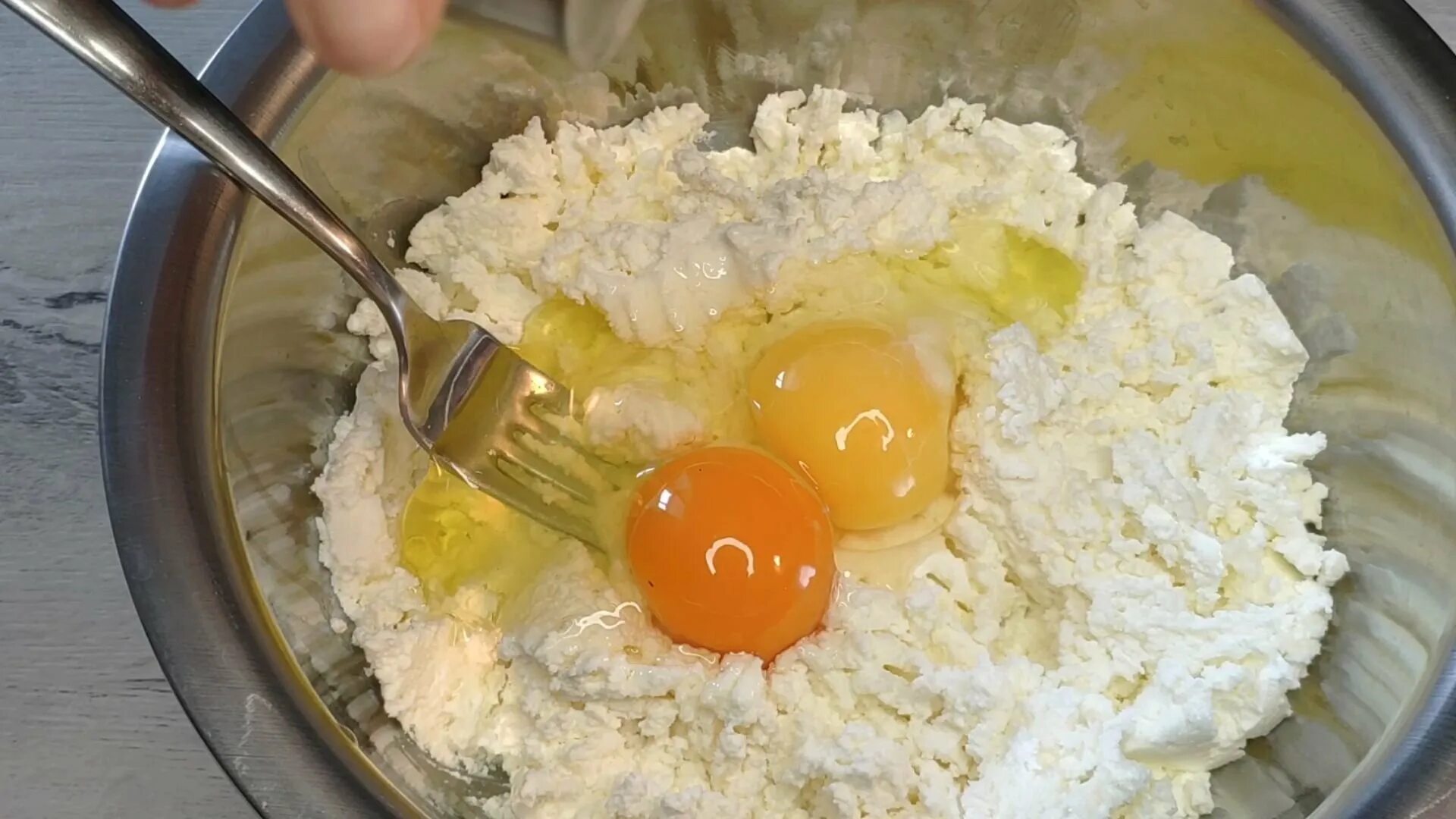 В тесто добавить творог. Тесто для сырников. В творог добавить яйца. Разрыхлитель для сырников. Постепенно добавьте яйца и сливки к творожному сыру.