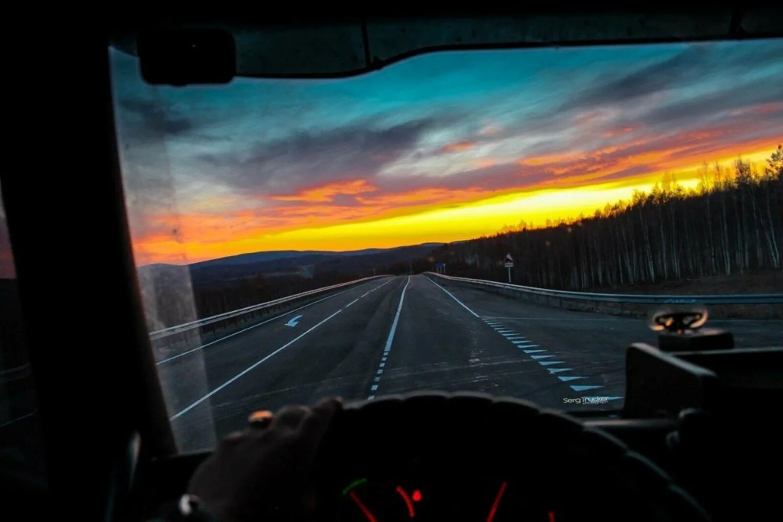 Дорога из машины. Путешествие на машине. Фон дорога. Видео в пути в дороге. Машина уезжает.