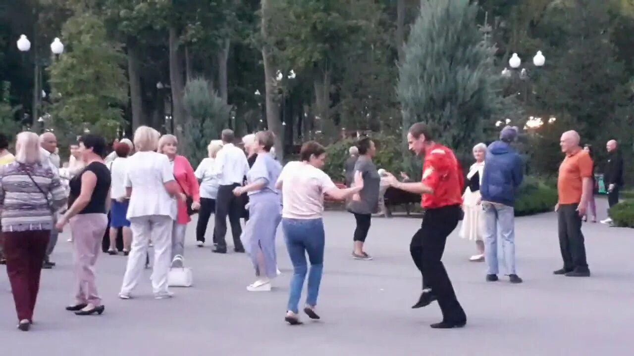 Парк горького танцы видео. Танцы в парке Горького в Харькове. Харьков парк Горького танцы. Парк Горького Харьков танцы пожилых. Танцы в парке Харькова.