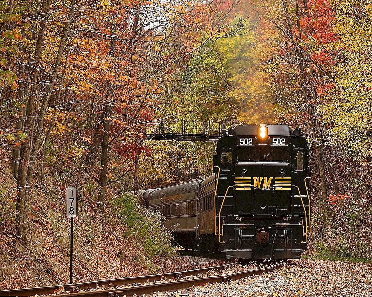 железная дорога. поезд идет под. поезд обои. приближение поезда. железная дорога закат.