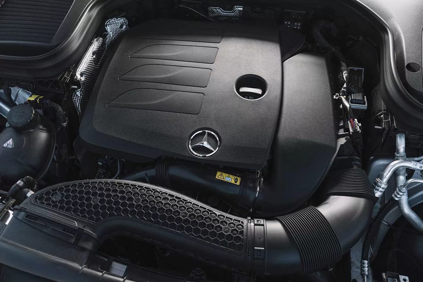 Масло glc. Моторный отсек glc 253. фильтр mercedes-benz glc 250. glc 250 щуп масла. мерседес glc моторный отсек.