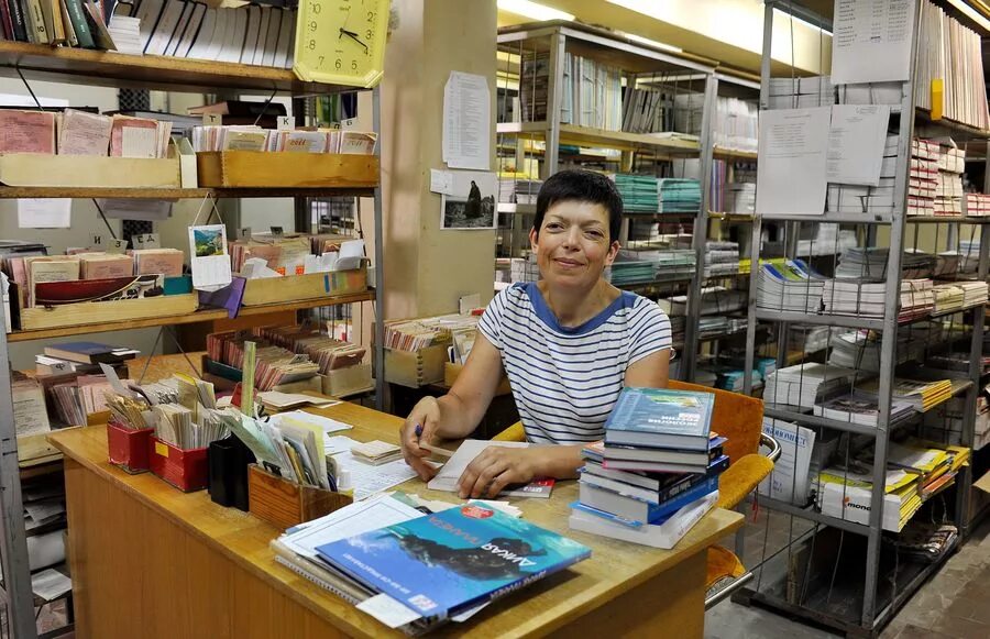 Ижевск библиотека сайт. Библиотека Ижевск. Ленинская библиотека Ижевск. Фотосессия в национальной библиотеке Ижевск. Фотосессия в Ленинской библиотеке.