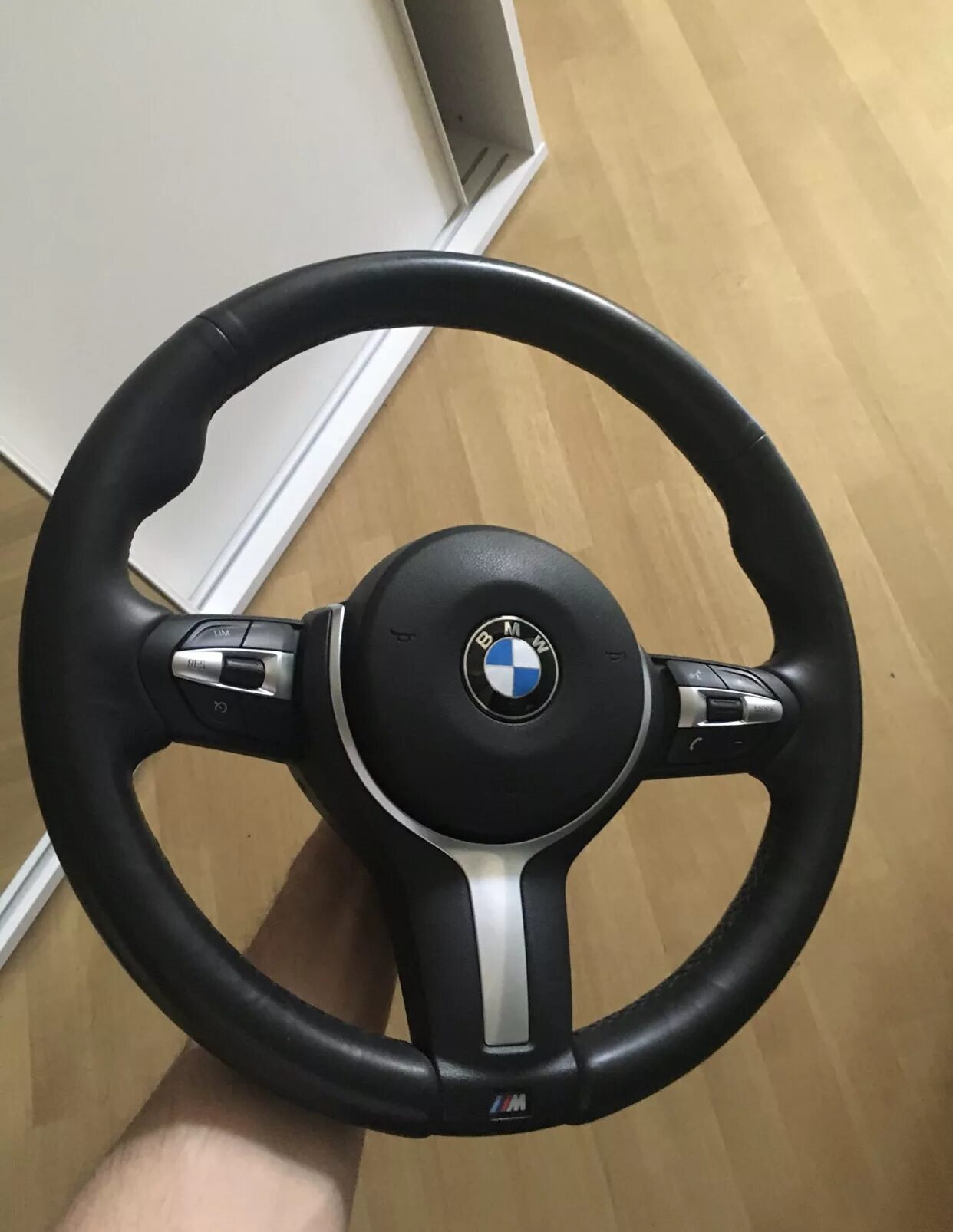 Покраска накладки руля М тех БМВ е60 - BMW 5 series (E60), 3 л, 2007 года просто