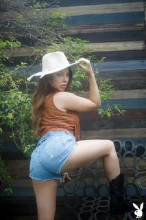 MelRose Michaels in Shorts and Boots.