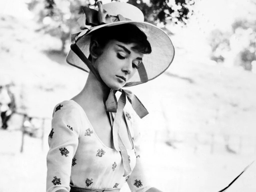 Одри хепберн вяжет. Одри бриссон жютра. Толошеназ швейцария дом одри. Одри хепберн 1955. Одри бриссон жютра.