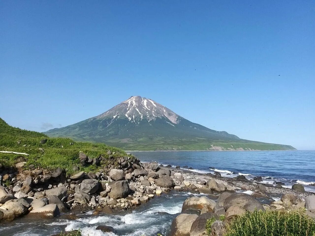 Остров Атласова вулкан Алаид. Остров Итуруп Курильские острова. Северо Курильск остров Парамушир. Курилы остров Атласова.