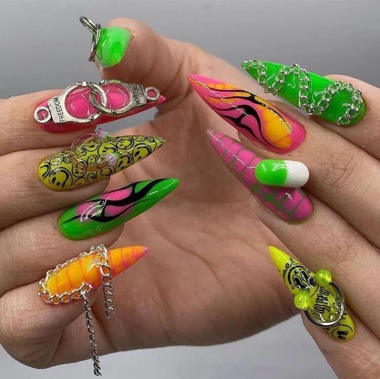 Маникюр мск. Креативный маникюр москва. Треш ногти. Креативный маникюр москва. Маникюр с пирсингом.