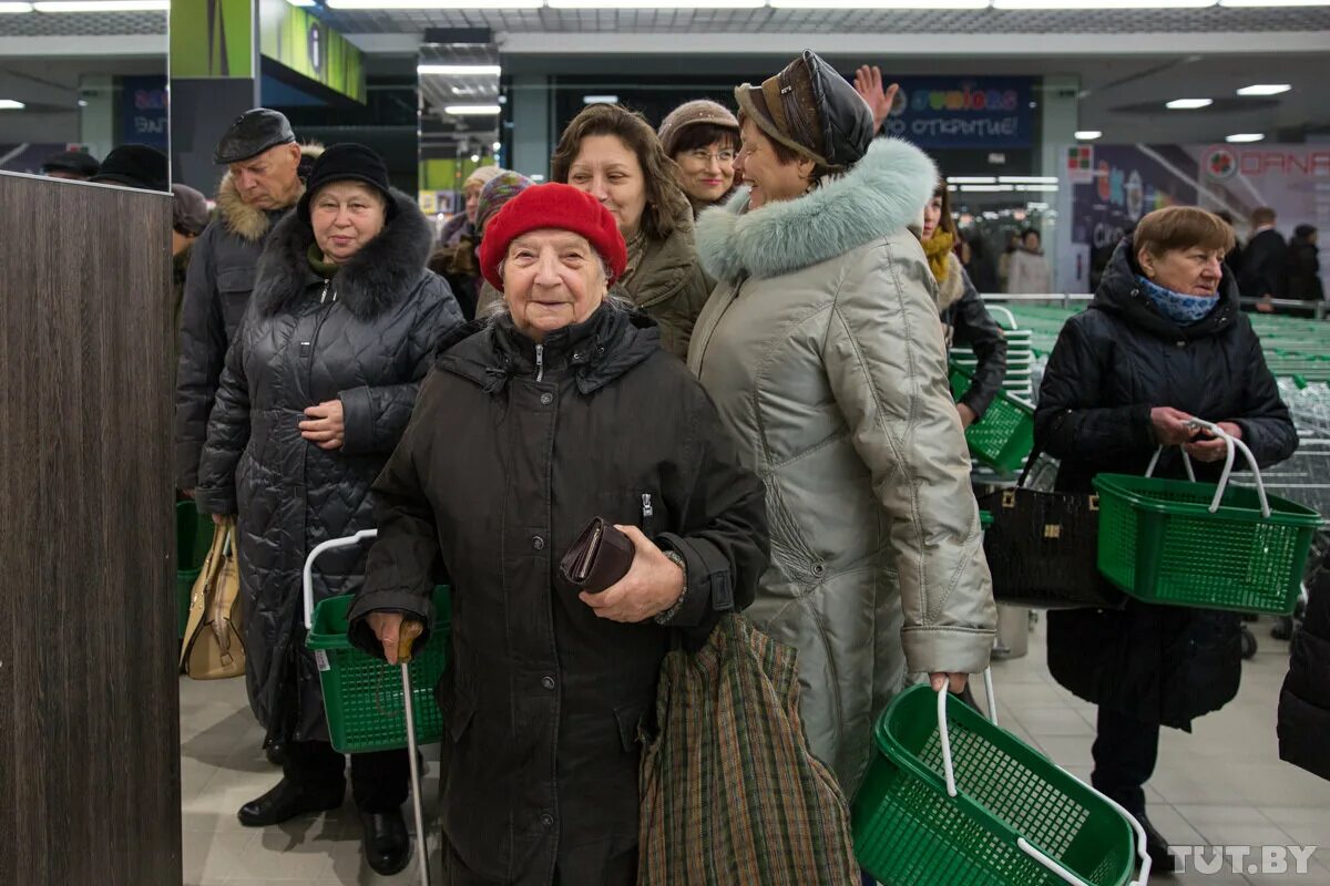 Бабка в магазине. Бабушка в магазине. Бабка в очереди в магазине. Бабки в очереди в магазине. Бабушки ажиотаж в магазинах.