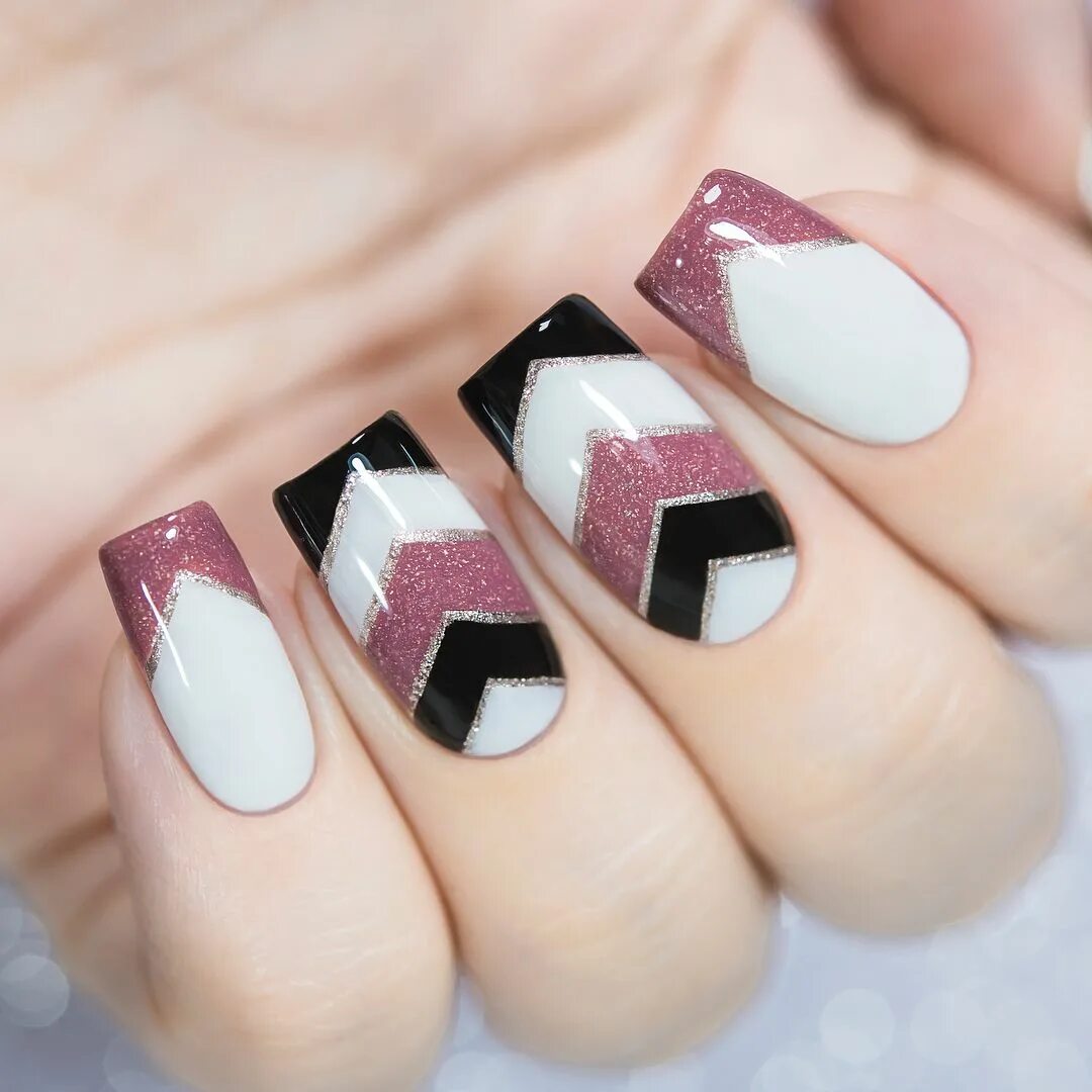 Простой дизайн ногтей на квадратную форму. Нюдовый маникюр на короткие ногти квадратной формы 2021. Маникюр с геометрическими фигурами. Стильный маникюр. Френч.