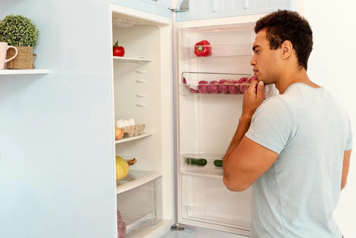 Холодильник работал открытой. Мужской холодильник. Мужчина у холодильника. Холодильник минималиста. Открывает холодильник.