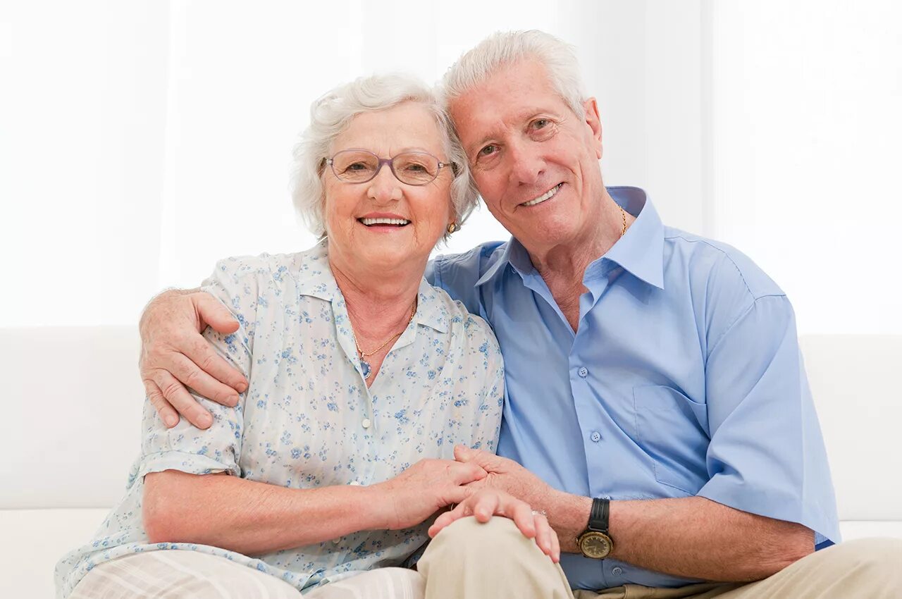 Счастливые пенсионеры. Счастливые бабушка и дедушка. Счастливые пожилые люди. Пожилая пара улыбается. Центр старость