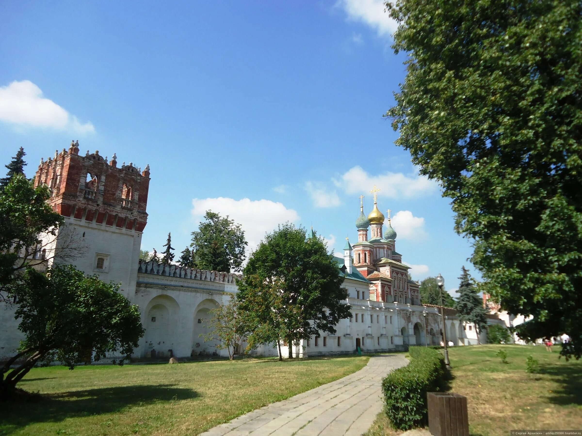 Новодевичий спб расписание. Новодевичий монастырь с высоты птичьего полета. Новодевичий монастырь Переславль. Новодевичий монастырь в Москве 2019. Новодевичий монастырь Вязьма.