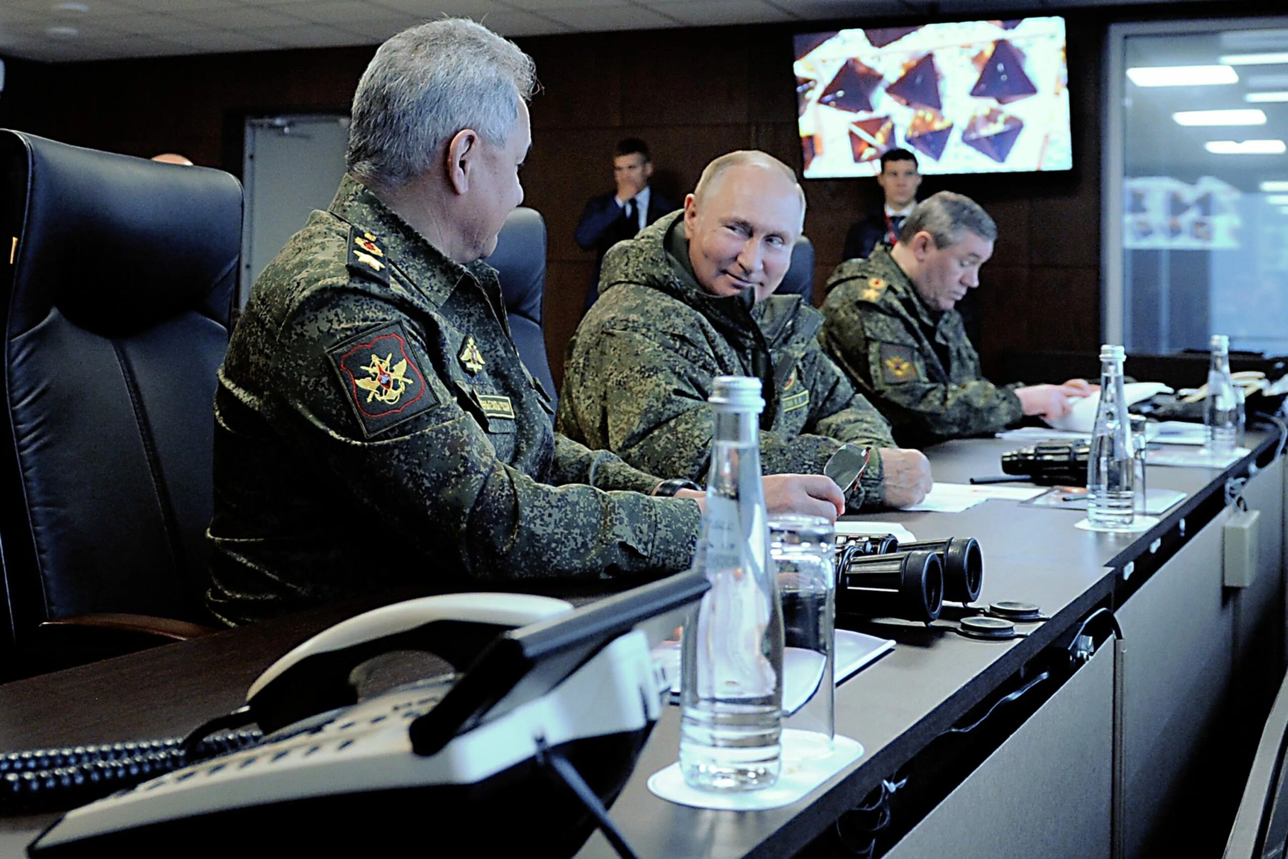 Выступление шойгу 7 октября 2025 о мобилизованных. Путин на учениях восток 2025. кпутин герасимов шойгу. путин шойгу герасимов на учениях. шойгу и герасимов 2025.