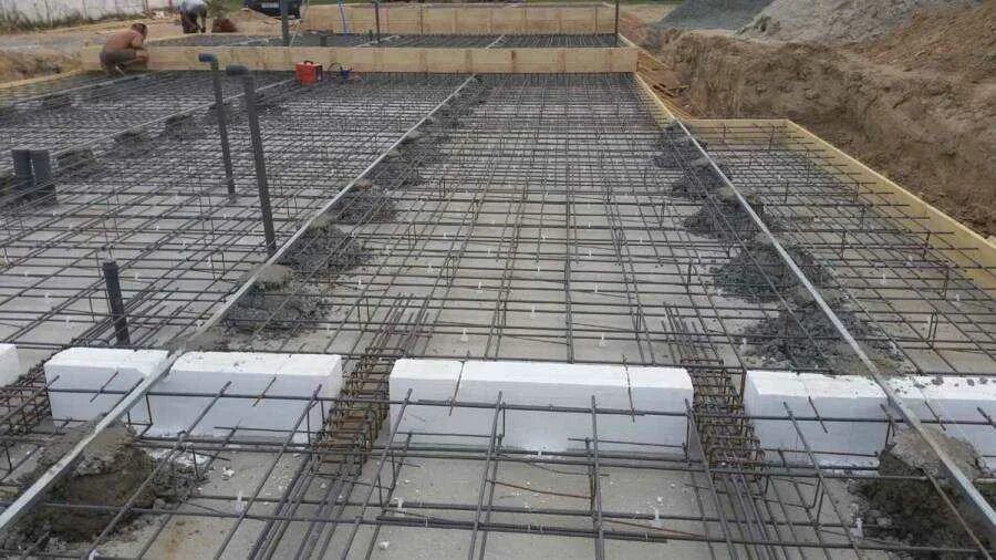 Плюсы ленточного фундамента. Фундамент плита плюсы. Фундаментная плита плюсы и минусы. Фундамент плита плюсы. Фундаментная плита толщиной 200мм.