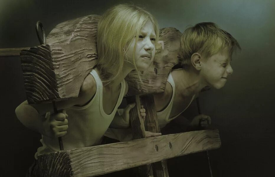 Связанные ступни. Телесные наказания арт. Мальчик мучает девушку. Бен уишоу парфюмер. Связанные ноги.