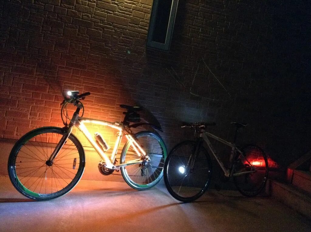 Подсветка для велосипеда. Подсветка колес велосипеда. Фонарик для велосипеда. Велосипед с неоновой подсветкой. Светящиеся велосипед