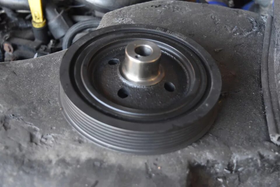 2 судзуки. Шкив коленвала тойота рав 4. Шкив коленвала газ 66. Шкив коленвала tiggo 11 2. Шкив коленвала москвич 407.