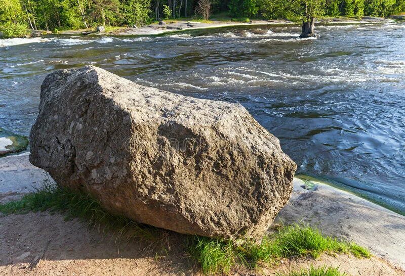 Камень на дороге. Большой камень у реки. Слащевский валун. Придорожный камень. Камень валун большой.