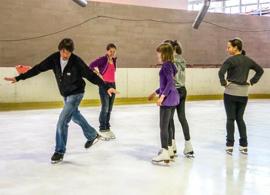 дети катаются на коньках. школа ирины слуцкой. обучение на коньках детей москва. занятия на коньках для детей. дети фигуристы.