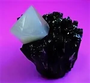 Самый черный минерал. Черный минерал. Черный Кристалл игольчатый. Минералы черного цвета. Минерал чёрного цвета с разными оттенками.
