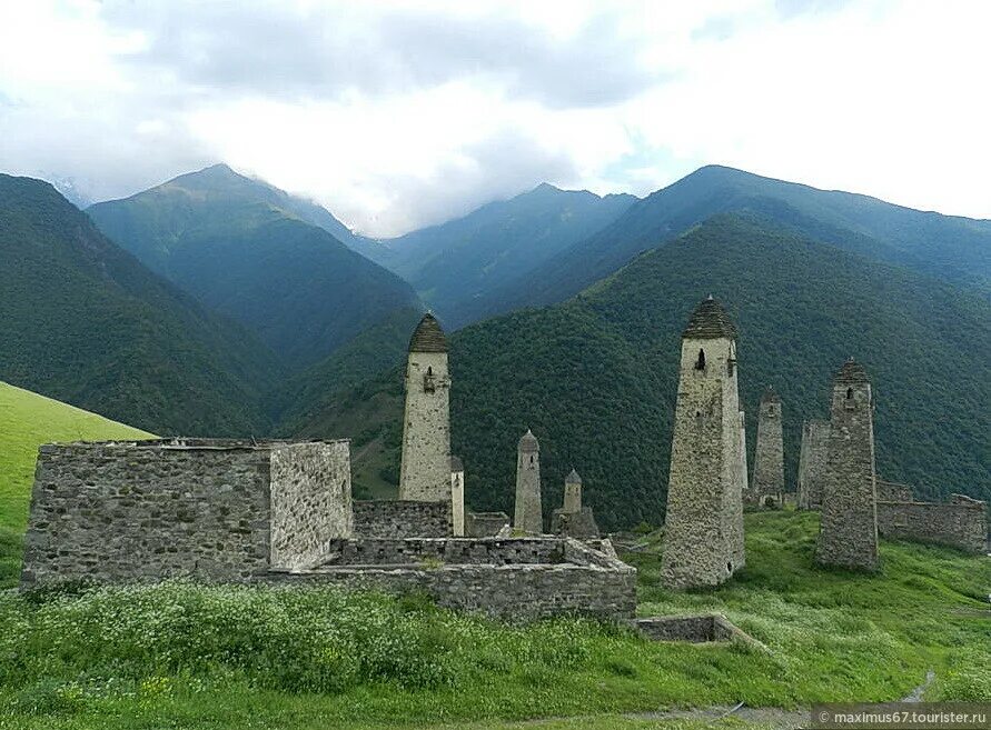 Назрань магас. Сторожевые башни северного кавказа. Боевые башни аула эрзи в джейрахском районе ингушетии. Башни эрзи ингушетия. Ингушетия время.