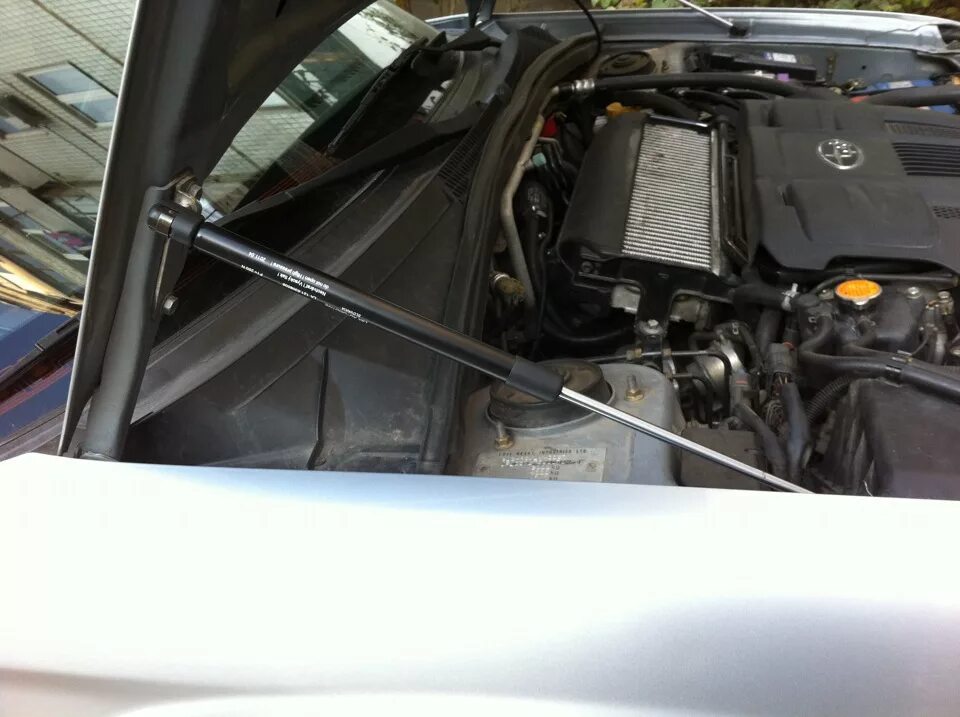 Газовые упоры капота субару форестер. Упор капота субару хв. Forester sj упор капота. Упоры капота форестер. St.