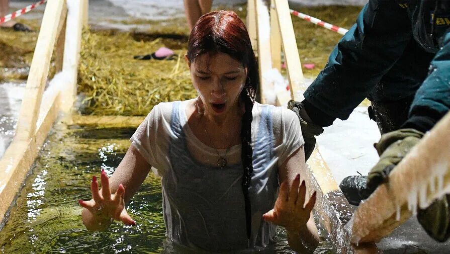 Крещенские купания девушки. Девушки купаются в реке. Девушки купаются на крещение. Купание на крещение 2023 девушки. Купаться 2023