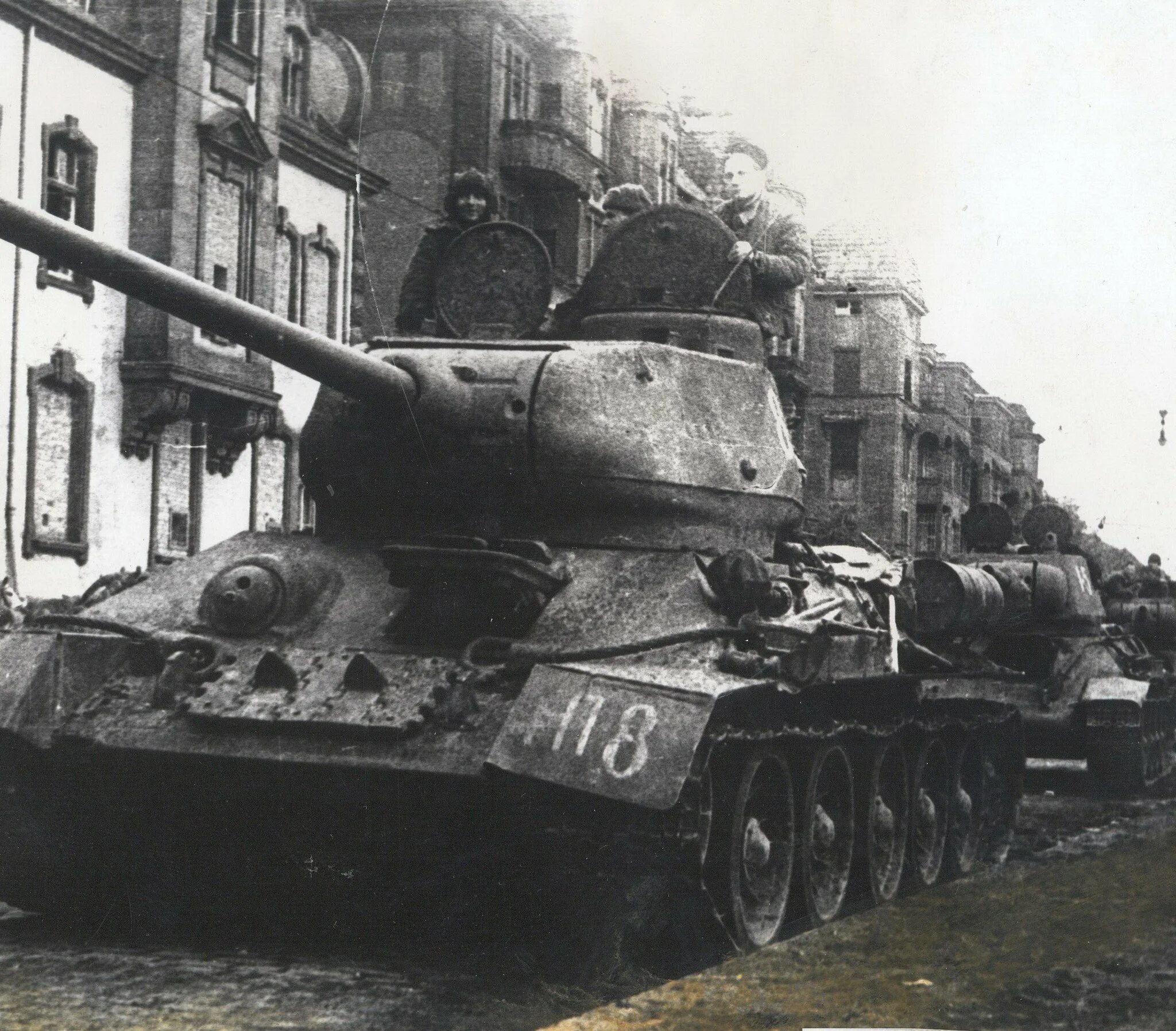 Й гв. Т-34 1-й гвардейской танковой бригады. т 34 85 штурм берлина. танк т34 1945.