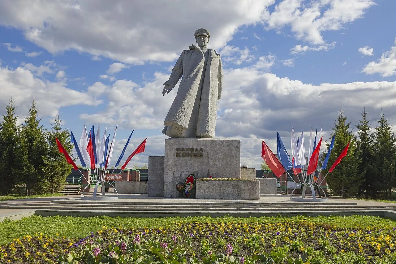 Памятники киров. Памятник маршалу Коневу Киров. Площадь Маршала Конева Киров. Конев памятник Киров. Маршал Конев Киров памятник.